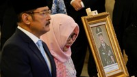 Bagi keluarga besar Cendana, penghargaan ini menjadi momen bersejarah dan penuh makna. Siti Hardijanti Rukmana tampak menahan haru saat menerima plakat dari Presiden Prabowo, yang juga merupakan salah satu mantan prajurit di era kepemimpinan Soeharto. REUTERS/Ajeng Dinar Ulfiana