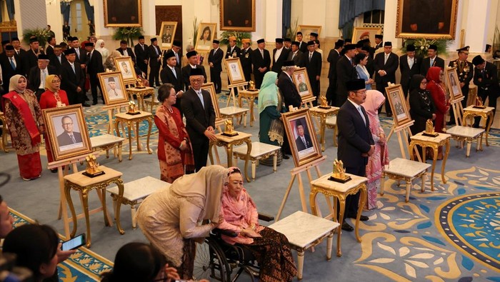 Suasana haru menyelimuti Istana Merdeka, Jakarta, pada peringatan Hari Pahlawan Nasional, Senin (10/11/2025). Presiden Prabowo Subianto secara resmi menganugerahkan gelar Pahlawan Nasional kepada almarhum Presiden Soeharto, yang diserahkan kepada putrinya, Siti Hardijanti Rukmana. REUTERS/Ajeng Dinar Ulfiana