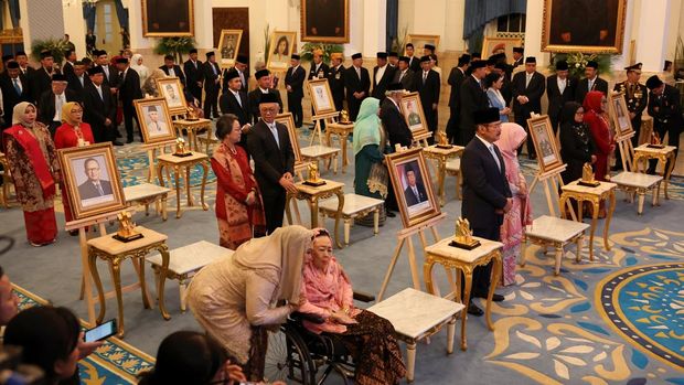 Suasana haru menyelimuti Istana Merdeka, Jakarta, pada peringatan Hari Pahlawan Nasional, Senin (10/11/2025). Presiden Prabowo Subianto secara resmi menganugerahkan gelar Pahlawan Nasional kepada almarhum Presiden Soeharto, yang diserahkan kepada putrinya, Siti Hardijanti Rukmana. REUTERS/Ajeng Dinar Ulfiana