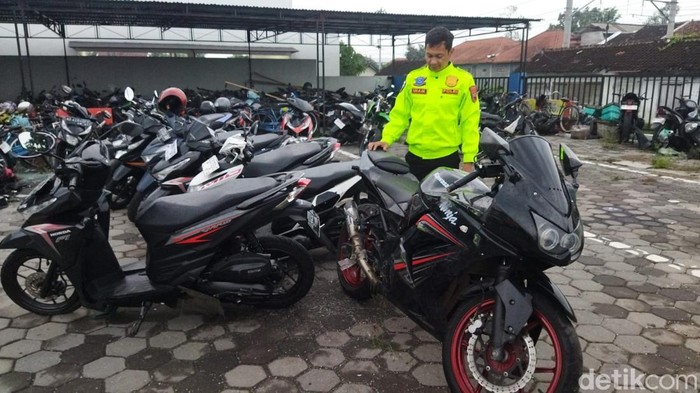 Motor Ninja yang kecelakaan di Juwiring diamankan di Unit Gakkum Sat Lantas Polres Klaten, Senin (10/11/2025).