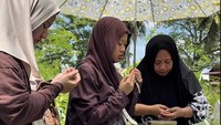 Satu minggu Musdalifah mengurus semuanya demi mempertahankan rumah peninggalan orang tua. Rumah orang tuanya berhasil dia selamatkan agar tidak dilelang dan sertifikat sudah ditebus. Foto: Instagram @musdalifahbasri