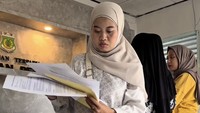 Musdalifah sat-set langsung pulang ke Pinrang dan bertemu keluarga. Sesampainya di sana, Musdalifah langsung mengurus surat-surat ahli waris. Foto: Instagram @musdalifahbasri