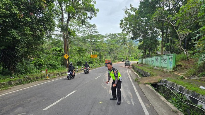 Petugas Unit Gakkum Satlantas Polres Temanggung melakukan pemeriksaan di lokasi kecelakaan Jalan Raya Candiro-Bejen, Kabupaten Temanggung, Senin (10/11/2025).