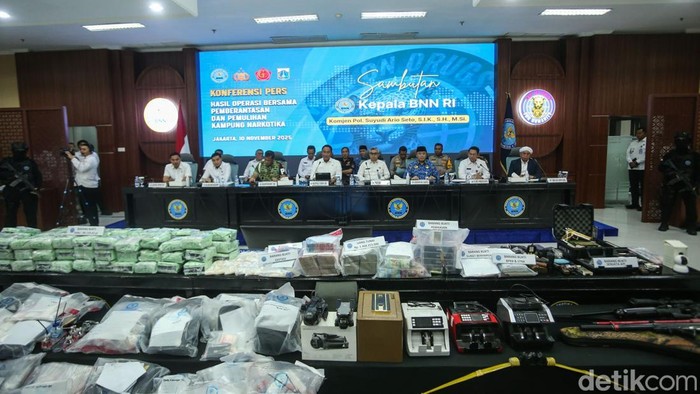 Operasi Kilat BNN Ringkus Ribuan Pelaku-Sita Ratusan Kilogram Narkoba di 34 Provinsi Kepala BNN RI Komjen Suyudi Ario Seto memaparkan hasil operasi penindakan narkoba di seluruh Indonesia di Gedung BNN, Jakarta, Senin (10/11/2025).