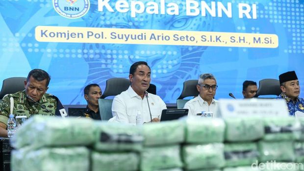 Operasi Kilat BNN Ringkus Ribuan Pelaku-Sita Ratusan Kilogram Narkoba di 34 Provinsi Kepala BNN RI Komjen Suyudi Ario Seto memaparkan hasil operasi penindakan narkoba di seluruh Indonesia di Gedung BNN, Jakarta, Senin (10/11/2025).
