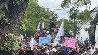 Ribuan massa aksi yang hadir di Kantor Gubernur Sumut terdiri dari pendeta, ustaz, pastor, dan ribuan massa aksi yang berasal dari berbagai kabupaten di Sumut. (Kartika Sari/detikSumut)