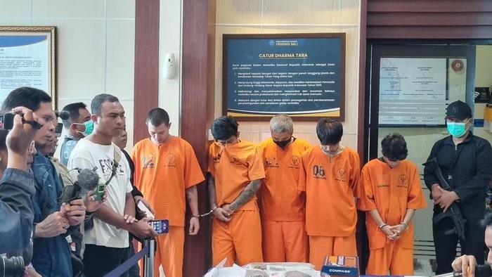Para tersangka yang tergabung dalam lima jaringan narkoba kawasan Tuban, Pemogan, dan Sesetan, ditangkap petugas gabungan, Senin (10/11/2025).