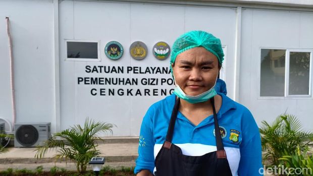 Pekerja di SPPG Polda Metro Jaya Cengkareng