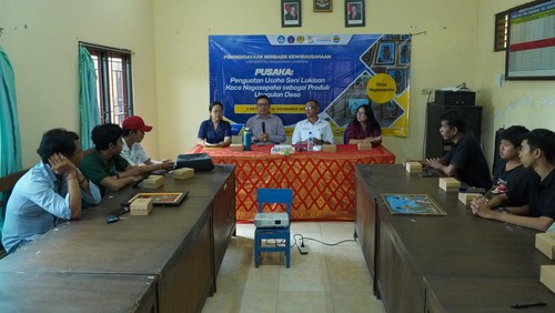 Pelaksanaan program peningkatan kapasitas perajin lukisan kaca di Desa Nagasepaha, Buleleng. Program ini dilaksanakan Undiksha bekerja sama dengan UPMI Bali. (Istimewa)