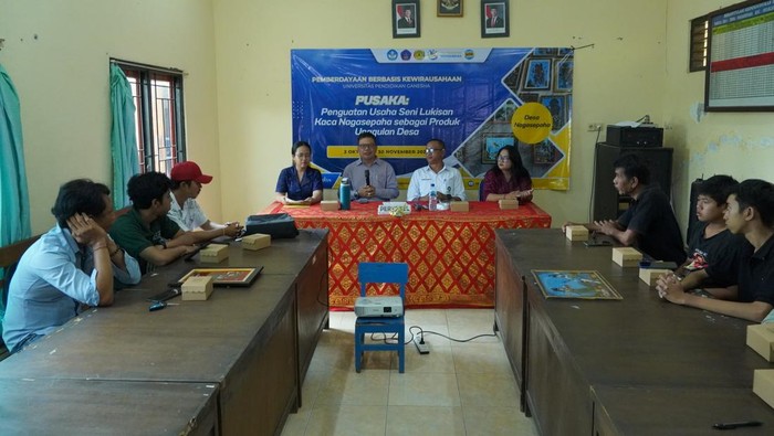 Pelaksanaan program peningkatan kapasitas perajin lukisan kaca di Desa Nagasepaha, Buleleng. Program ini dilaksanakan Undiksha bekerja sama dengan UPMI Bali. (Istimewa)