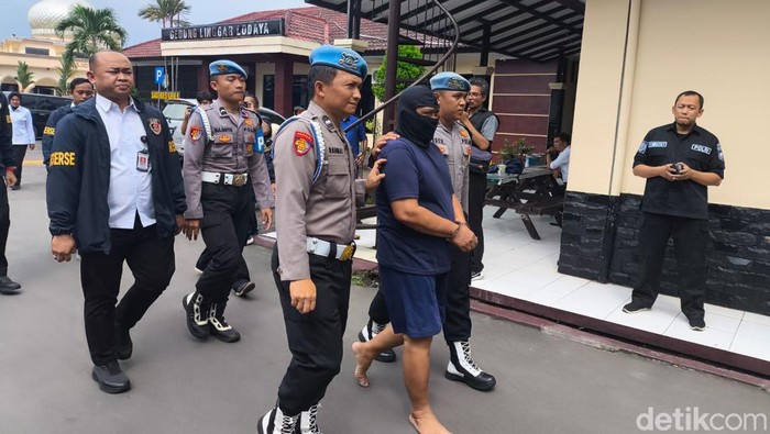 Pelaku ZS saat konferensi pers di Polres Kuningan