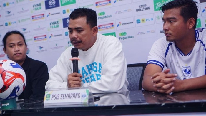 Pelatih PSIS, Ega Raka Galih dalam sesi jumpa pers lawan Persiku, Senin (10/11/2025).