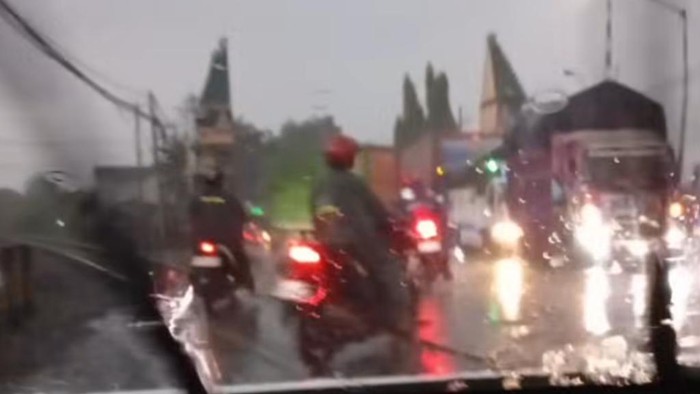 Pelintasan rel di Latek, Kecamatan Bangil, Kabupaten Pasuruan