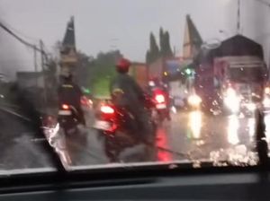 Waspada! Banyak Motor Jatuh di Pelintasan KA Latek Bangil Setelah Hujan