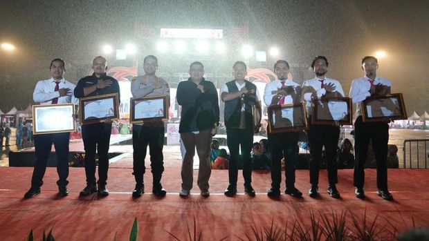 Pemkot Makassar membeikan penghargaan kepada jajaran Jatanras Polrestabes Makassar.