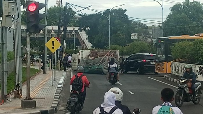 Penampakan bus terbalik di Kebayoran