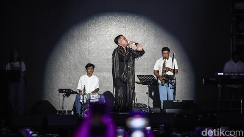 Penyanyi dangdut Nassar sukses menutup rangkaian acara West Java Festival (WJF) 2025 dengan penampilan penuh energi di Kiara Artha Park, Bandung, Jawa Barat, Minggu (10/11/2025) malam. Ribuan penonton yang memadati area taman tampak larut dalam euforia musik dan gemerlap cahaya panggung.