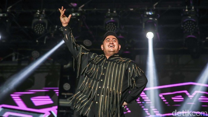 Penyanyi dangdut Nassar sukses menutup rangkaian acara West Java Festival (WJF) 2025 dengan penampilan penuh energi di Kiara Artha Park, Bandung, Jawa Barat, Minggu (10/11/2025) malam. Ribuan penonton yang memadati area taman tampak larut dalam euforia musik dan gemerlap cahaya panggung.