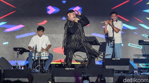 Penyanyi dangdut Nassar sukses menutup rangkaian acara West Java Festival (WJF) 2025 dengan penampilan penuh energi di Kiara Artha Park, Bandung, Jawa Barat, Minggu (10/11/2025) malam. Ribuan penonton yang memadati area taman tampak larut dalam euforia musik dan gemerlap cahaya panggung.