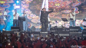 Penyanyi dangdut Nassar tampil memukau dalam acara West Java Festival yang digelar di Kiara Artha Park, Bandung, Jawa Barat, Minggu (9/11/2025) malam. Kehadirannya di atas panggung utama menjadi salah satu penampilan yang paling ditunggu oleh para pengunjung festival yang sejak sore hari telah memadati area taman tersebut.