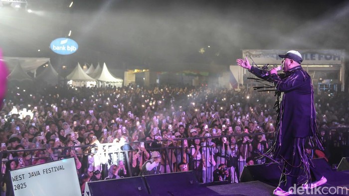 Penyanyi dangdut Nassar sukses menutup rangkaian acara West Java Festival (WJF) 2025 dengan penampilan penuh energi di Kiara Artha Park, Bandung, Jawa Barat, Minggu (10/11/2025) malam. Ribuan penonton yang memadati area taman tampak larut dalam euforia musik dan gemerlap cahaya panggung.