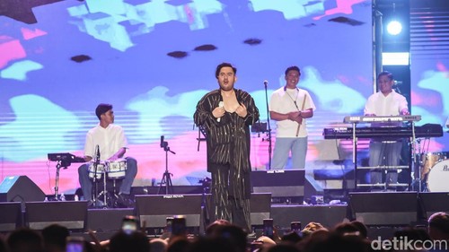 Penyanyi dangdut Nassar sukses menutup rangkaian acara West Java Festival (WJF) 2025 dengan penampilan penuh energi di Kiara Artha Park, Bandung, Jawa Barat, Minggu (10/11/2025) malam. Ribuan penonton yang memadati area taman tampak larut dalam euforia musik dan gemerlap cahaya panggung.