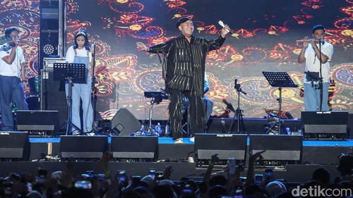 Penyanyi dangdut Nassar sukses menutup rangkaian acara West Java Festival (WJF) 2025 dengan penampilan penuh energi di Kiara Artha Park, Bandung, Jawa Barat, Minggu (10/11/2025) malam. Ribuan penonton yang memadati area taman tampak larut dalam euforia musik dan gemerlap cahaya panggung.