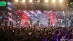Penampilan Penuh Energi The Changcuters Guncang West Java Festival 2025