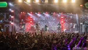 Sorakan dan tepuk tangan tak henti menggema hingga lagu terakhir usai. Dengan gaya khas mereka, The Changcuters menutup penampilan lewat lagu “Main Serong”.