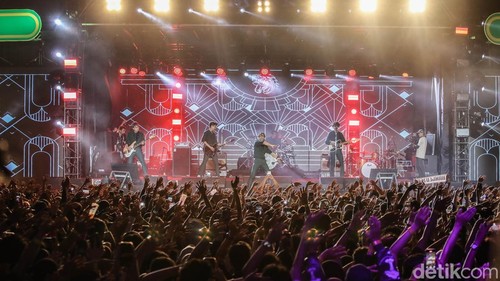 Band rock asal Bandung, The Changcuters, sukses menggebrak panggung West Java Festival (WJF) 2025 yang digelar di Kiara Artha Park, Bandung, Jawa Barat, Minggu (9/11/2025) malam. Penampilan mereka menjadi salah satu yang paling ditunggu oleh ribuan penonton yang memadati area festival sejak sore hari.