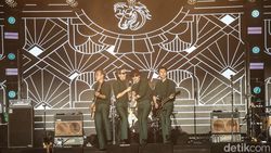 Penampilan Penuh Energi The Changcuters Guncang West Java Festival 2025