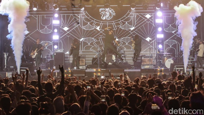 Band rock asal Bandung, The Changcuters, sukses menggebrak panggung West Java Festival (WJF) 2025 yang digelar di Kiara Artha Park, Bandung, Jawa Barat, Minggu (9/11/2025) malam. Penampilan mereka menjadi salah satu yang paling ditunggu oleh ribuan penonton yang memadati area festival sejak sore hari.