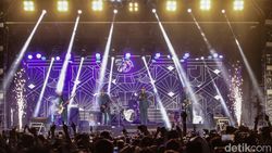 Penampilan Penuh Energi The Changcuters Guncang West Java Festival 2025