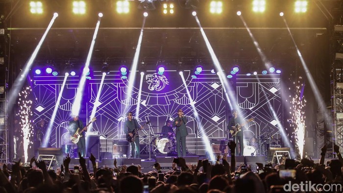 Band rock asal Bandung, The Changcuters, sukses menggebrak panggung West Java Festival (WJF) 2025 yang digelar di Kiara Artha Park, Bandung, Jawa Barat, Minggu (9/11/2025) malam. Penampilan mereka menjadi salah satu yang paling ditunggu oleh ribuan penonton yang memadati area festival sejak sore hari.