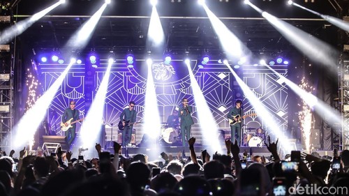 Band rock asal Bandung, The Changcuters, sukses menggebrak panggung West Java Festival (WJF) 2025 yang digelar di Kiara Artha Park, Bandung, Jawa Barat, Minggu (9/11/2025) malam. Penampilan mereka menjadi salah satu yang paling ditunggu oleh ribuan penonton yang memadati area festival sejak sore hari.