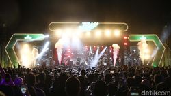 Penampilan Penuh Energi The Changcuters Guncang West Java Festival 2025