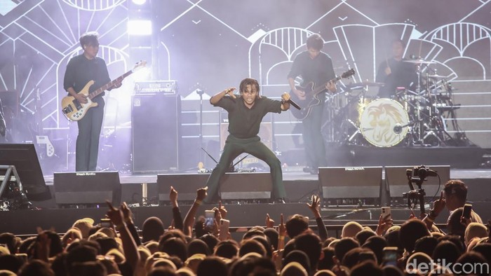 Band rock asal Bandung, The Changcuters, sukses menggebrak panggung West Java Festival (WJF) 2025 yang digelar di Kiara Artha Park, Bandung, Jawa Barat, Minggu (9/11/2025) malam. Penampilan mereka menjadi salah satu yang paling ditunggu oleh ribuan penonton yang memadati area festival sejak sore hari.