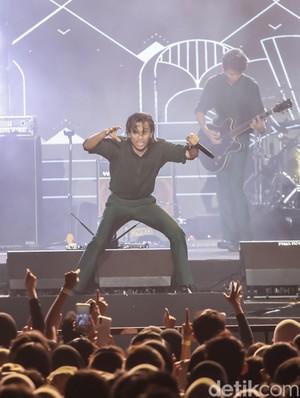 Penampilan Penuh Energi The Changcuters Guncang West Java Festival 2025