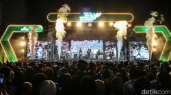 Penampilan Syahdu Kunto Aji Hangatkan Malam West Java Festival 2025