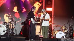 Penampilan Syahdu Kunto Aji Hangatkan Malam West Java Festival 2025