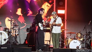 Di sela penampilan, Kunto Aji mengungkapkan rasa terima kasihnya kepada para penggemar dan kebanggaannya bisa tampil di panggung besar yang merayakan kreativitas dan budaya Jawa Barat.