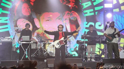 Malam di Bandung terasa begitu hangat saat Kunto Aji naik ke atas panggung West Java Festival (WJF) 2025, Minggu (9/11/2025). Di tengah gemerlap lampu dan riuh penonton, musisi asal Yogyakarta itu menghadirkan suasana syahdu yang menyentuh hati.