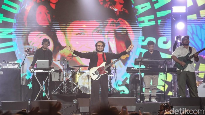 Malam di Bandung terasa begitu hangat saat Kunto Aji naik ke atas panggung West Java Festival (WJF) 2025, Minggu (9/11/2025). Di tengah gemerlap lampu dan riuh penonton, musisi asal Yogyakarta itu menghadirkan suasana syahdu yang menyentuh hati.