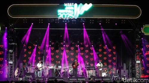 Malam di Bandung terasa begitu hangat saat Kunto Aji naik ke atas panggung West Java Festival (WJF) 2025, Minggu (9/11/2025). Di tengah gemerlap lampu dan riuh penonton, musisi asal Yogyakarta itu menghadirkan suasana syahdu yang menyentuh hati.