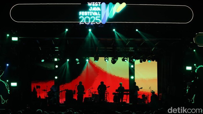 Malam di Bandung terasa begitu hangat saat Kunto Aji naik ke atas panggung West Java Festival (WJF) 2025, Minggu (9/11/2025). Di tengah gemerlap lampu dan riuh penonton, musisi asal Yogyakarta itu menghadirkan suasana syahdu yang menyentuh hati.