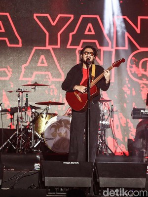 Penampilan Syahdu Kunto Aji Hangatkan Malam West Java Festival 2025