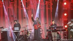 Penampilan Syahdu Kunto Aji Hangatkan Malam West Java Festival 2025