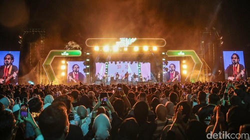 Malam di Bandung terasa begitu hangat saat Kunto Aji naik ke atas panggung West Java Festival (WJF) 2025, Minggu (9/11/2025). Di tengah gemerlap lampu dan riuh penonton, musisi asal Yogyakarta itu menghadirkan suasana syahdu yang menyentuh hati.