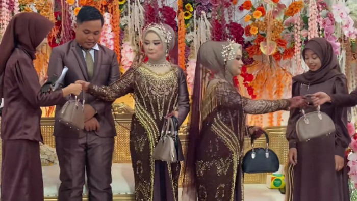 Pembawa acara ini merekam momen pengantin wanita membagikan satu per satu tas impor untuk para bridemaids. Postingan pernikahan di Kisaran, Sumatra Utara ini langsung viral di media sosial.
