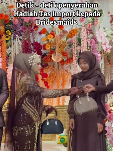 Pembawa acara ini merekam momen pengantin wanita membagikan satu per satu tas impor untuk para bridemaids. Postingan pernikahan di Kisaran, Sumatra Utara ini langsung viral di media sosial.